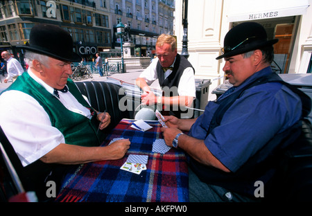 Österreich, Wien I, Fiakerkutscher beim Kartenspiel während einer Wartepause Stock Photo