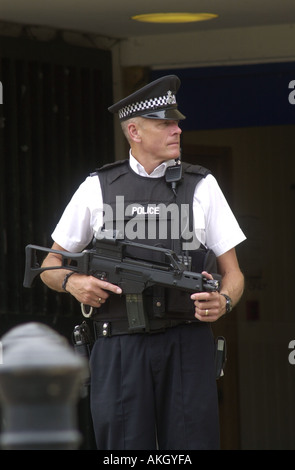 Police officer guards Luton Crown Court UK Stock Photo