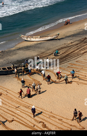 Inde, Kerala, Varkala, fishermen pull on nets from the sea in early morning Stock Photo