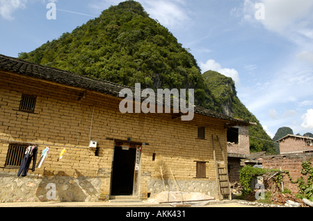 House and Limestone karst peaks in Yangshuo County, Guangxi, China Stock Photo