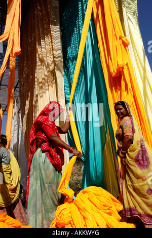 India, Rajasthan, drying of strips of cotton for sari fabrication Stock Photo