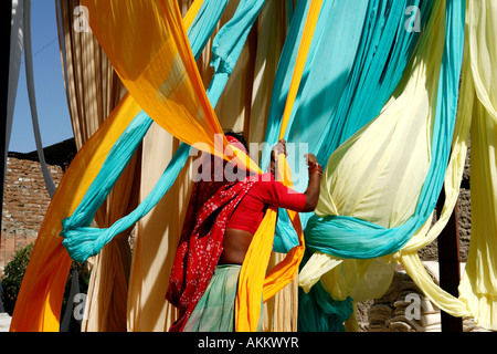 India, Rajasthan, drying of strips of cotton for sari fabrication Stock Photo