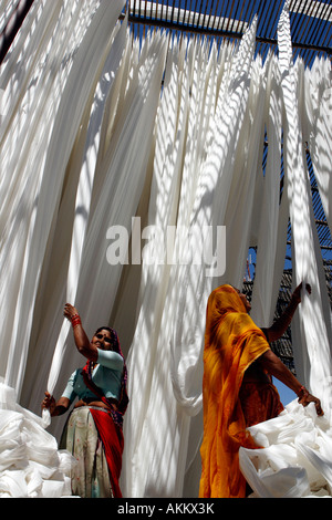 India, Rajasthan, drying of strips of cotton for sari fabrication Stock Photo