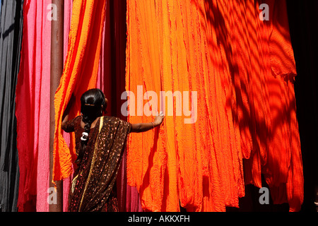 India, Rajasthan, drying of strips of cotton for sari fabrication Stock Photo