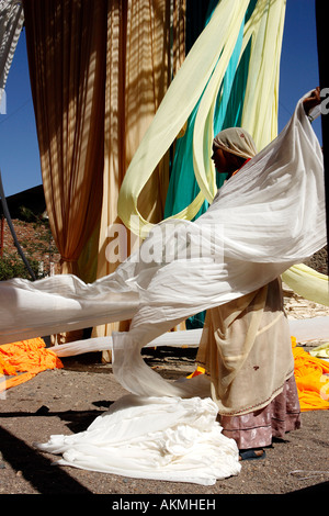 India, Rajasthan, drying of strips of cotton for sari fabrication Stock Photo