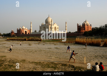 India, Uttar Pradesh, Agra, a game of cricket near the Taj Mahal Stock Photo