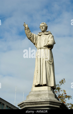 Statue of the temperance priest Father Matthew on Dublin s main thouroughfare O Connell Street Stock Photo