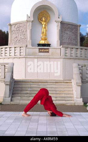 PICTURE CREDIT DOUG BLANE Carol Smith Yoga Teacher doing Surya Namaskar Sun Salutations in front of the Milton Keynes Buddhist P Stock Photo