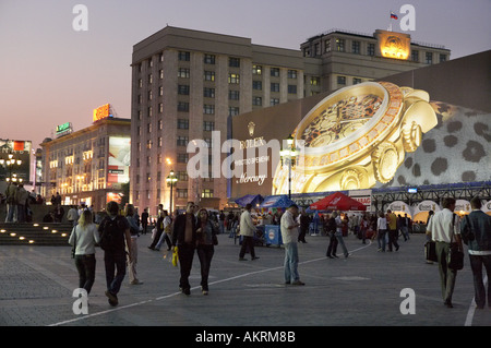 LARGE ROLEX WATCH ADVERTISEMENT AND EARLY EVENING CROWDS IN MANEZHNAYA SQUARE MOSCOW RUSSIA Stock Photo