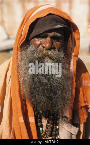 Sadhu holy man asking for alms near Sri Ranganathaswamy Temple (Srirangam), Tiruchirappalli (Trichy), Tamil Nadu, India Stock Photo