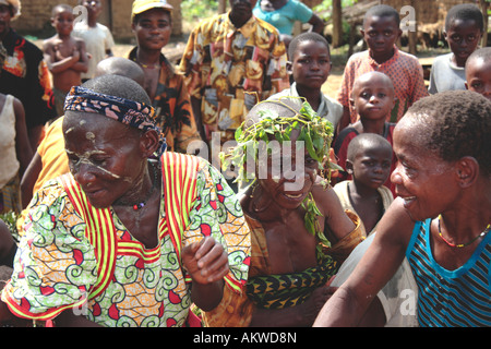 Mbuti dancers Stock Photo: 15079084 - Alamy