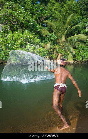 THROW NET FISHING IN THE BACKWATERS OF ALAPPUZHA KERALA Stock