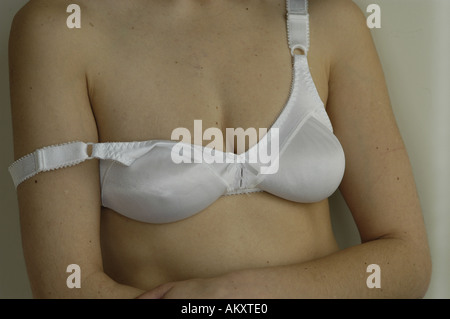 https://l450v.alamy.com/450v/akxte0/a-womans-upper-body-with-a-bra-strap-falling-off-her-shoulder-akxte0.jpg