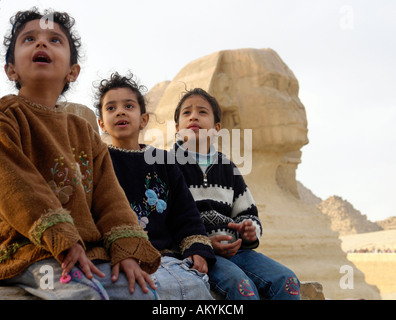 The pyramids in Gizeh. Three Children in front of the Sphinx, Gizeh, Cairo, Egyt Stock Photo