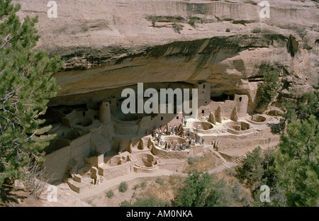 USA North America Colorado Mesa Verde Nat Park Cliff Palace the largest pueblo Anasazi cliff dwelling with tourist group Stock Photo