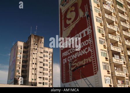 An advertisement for supermarket Shoprite on the side of apartment block in the city of Beira, Mozambique, Southern Africa Stock Photo