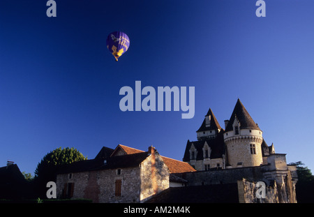 Hot air Balloon over the Chateau Les Milandes, Castlenaud la Chapelle. France Stock Photo