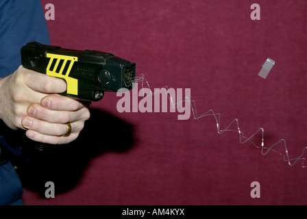 Taser stun gun being used Stock Photo - Alamy