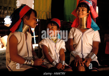 Thailand, Mae Hong Song, Karen ethnic group, women and little girl with long neck or giraffe women Stock Photo