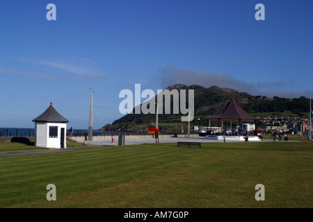 Beach Kiosk and Bray Head on Bray Sea front County Wicklow (Garden of Ireland) Stock Photo