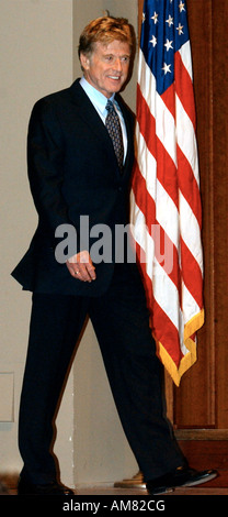 Robert Redford walks on stage a 2003 He discussed the importan public support of the arts flim preservation and film as an art f Stock Photo