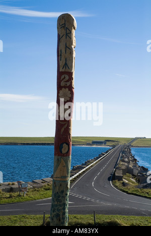 dh Churchill Barriers HOLM ORKNEY Native Canadian Squamish Indian and Orcadian Totem Pole wooden art Stock Photo