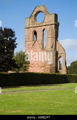 dh Arbroath Abbey ARBROATH ANGUS Scotland Tourist at ruined building window Stock Photo