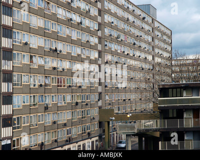 Earmarked for demolition in 2008 the Ashenden Block of the Heygate Estate in Walworth London SE1 Stock Photo