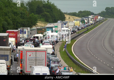 PASSENGERS GET OUT OF THEIR CARS IN HOLIDAY TRAFFIC STUCK ON THE M5 NEAR BRISTOL UK Stock Photo
