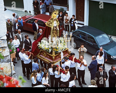 ISTAN COSTA DEL SOL SPAIN EUROPEAN UNION April Boys girls and men carrying the image of the Virgin Mary in tears Stock Photo