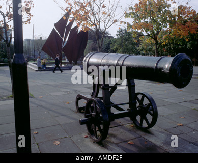 Old cannon and Quincentennial Fountain sculpture, Eyre Square, Galway, County Galway, Eire (Ireland). Stock Photo