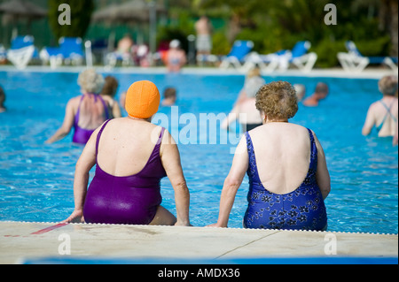 Spanish pensioners in the sunshine resort of Islantilla in the south of the country enjoying time ina swimming pool cb4w9583 Stock Photo