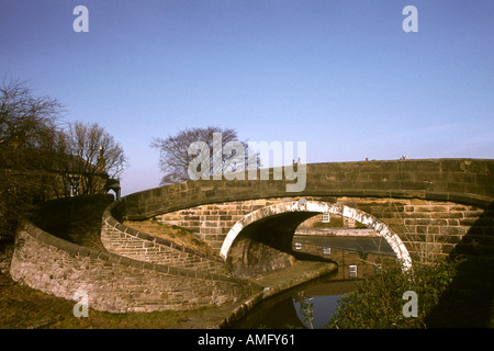 Cheshire Marple bridge over the Macclesfield Canal to allow horses to cross sides Stock Photo