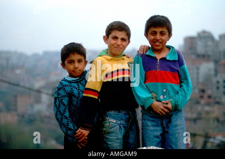 Türkei, Istanbul, Kinder in Gecekondu Stock Photo