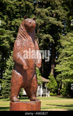 Chainsaw carving statue of Grizzly bear Centennial Park Hope British Columbia Canada Stock Photo