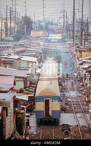 Train passing through slum area, Blumentritt track, Manila, Philippines Stock Photo