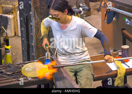 Glass artist at work in the Canberra Glassworks Stock Photo