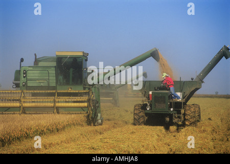Wheat harvesting machines in Eastern Washington USA Stock Photo