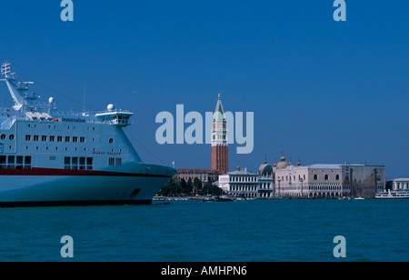 Venedig, Stadtteil San Marco, Bacino San Marco, mit Fährschiff vor Campanile und Palazzo Ducale Stock Photo