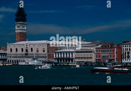 Venedig, Stadtteil San Marco, Bacino San Marco, Riva degli Schiavoni, Blick auf Campanile, Palazzo Ducale und Hotel Danieli Stock Photo