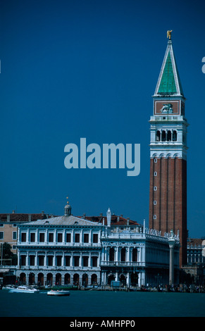 Venedig, Stadtteil San Marco, Bacino San Marco,  Blick auf  Piazzetta, mit Campanile Zecca und Libreria / Biblioteca Nazionale M Stock Photo