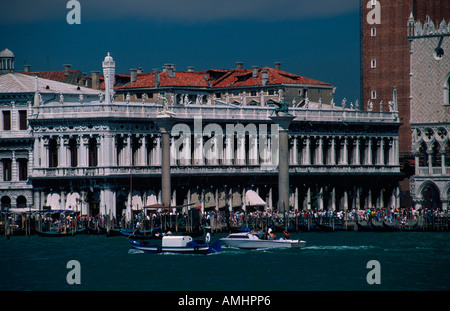Venedig, Stadtteil San Marco, Bacino San Marco,  Blick auf  Piazzetta, mit Libreria Veccia / Biblioteca Nazionale Marciana und B Stock Photo