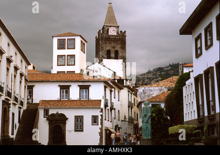 Madeira, Funchal, Blick von der Avenida do Mar durch die Rua da Alfandega auf die Kathedrale, links der Gouverneurspalast und di Stock Photo