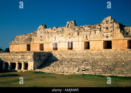 Mexiko, Yucatan, Uxmal im klassischen Maya-Puuc-Stil erbaut, Cuadrangulo de las Monjas, Viereck der Nonnen, Nordpalast mit Säule Stock Photo