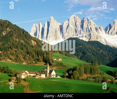 St. Magdalena in the Villnößtal Villnoess valley under the Geislerspitzen Geisler peaks South Tyrol Italy Italia Stock Photo