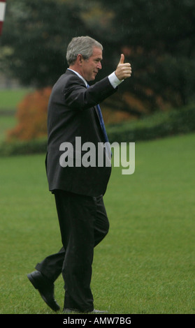 President George W Bush gives a thumbs up sign as he walks from Marine One to the Oval Office of the White House Stock Photo