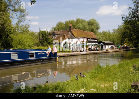 Globe Inn Pub - Grand Union Canal - Near Leighton Buzzard - Bedfordshire Stock Photo