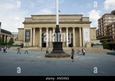 City Hall and the war memorial Sheffield South Yorkshire England Stock Photo