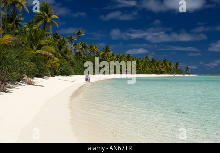 Strollers enjoying the beautiful sandy beach of Tapuaeta'i motu (One Foot Island), Aitutaki Atoll, in the Cook Islands Stock Photo