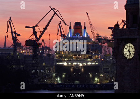 Hafen Hamburg mit Queen Mary 2 Hamburg harbour with Queen Mary 2 Stock Photo